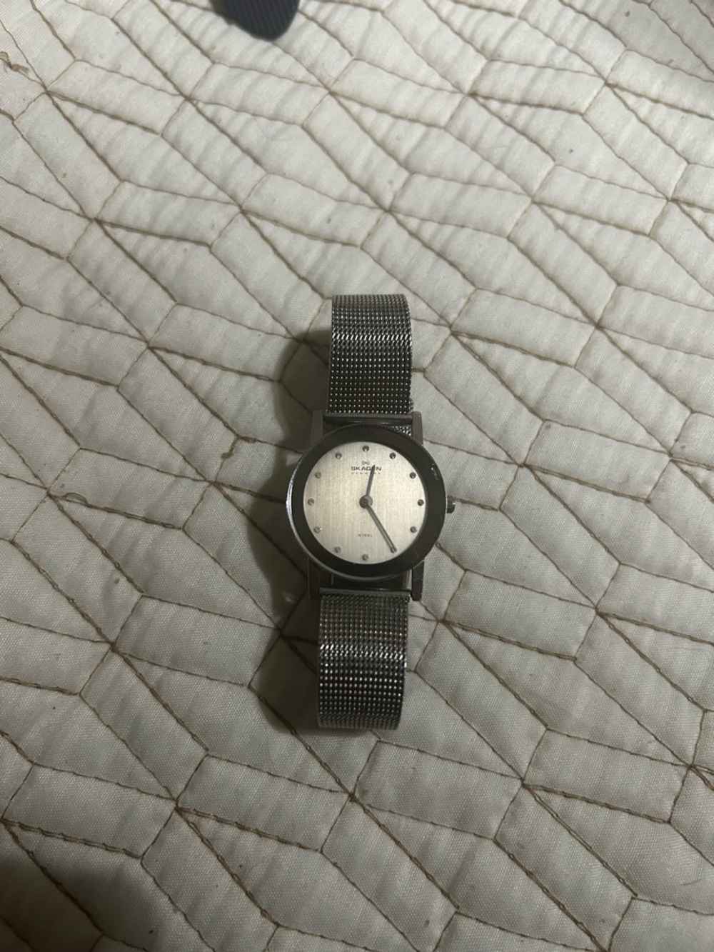 Skagen womens Silver Mesh Bracelet Watch - Silver Dial needs a battery